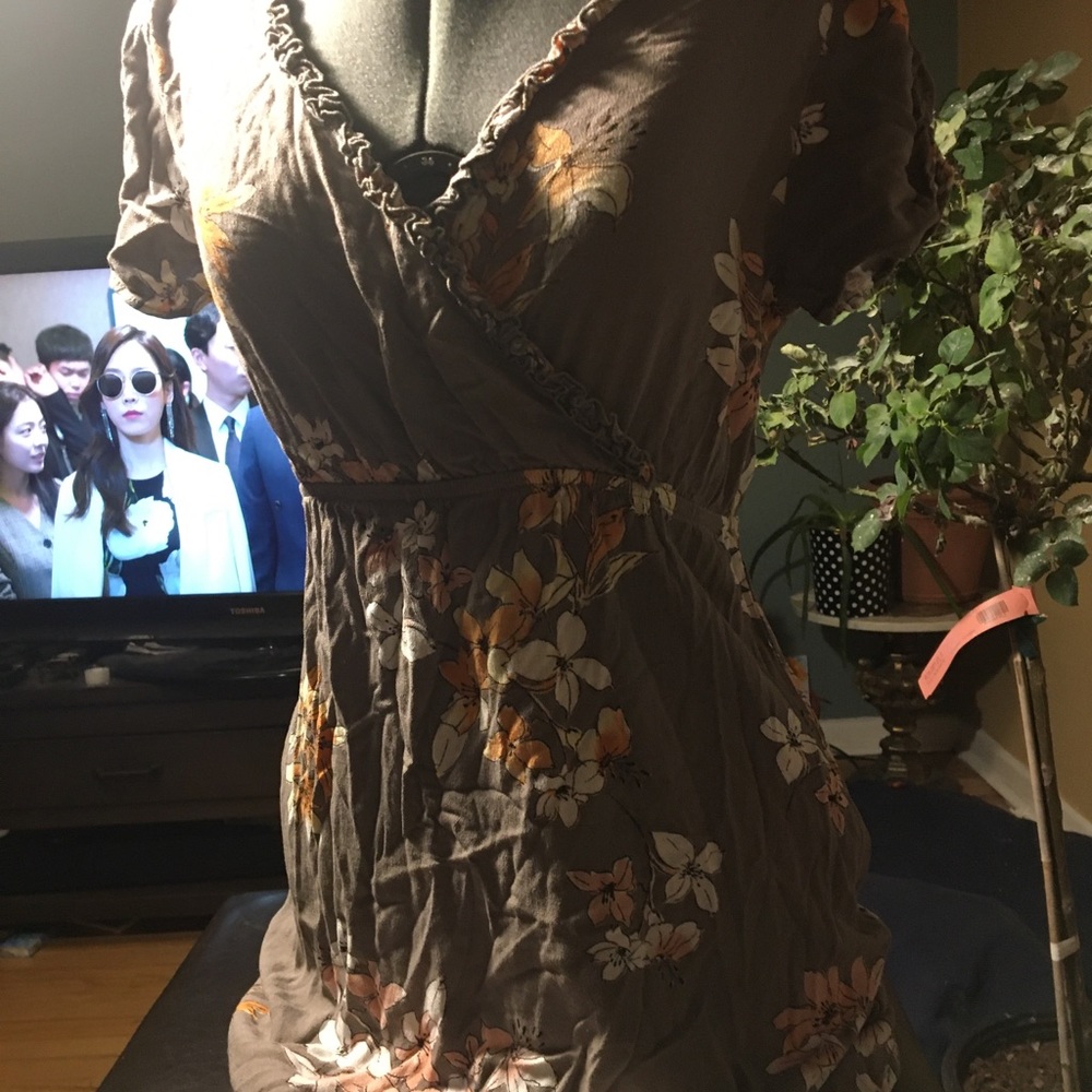 Xhilaration- small V-neck ruffled grey w/ flowers